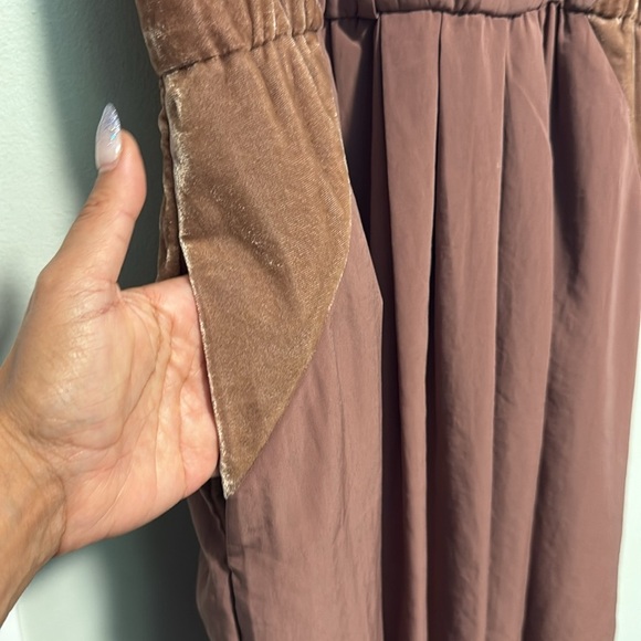 BCBGeneration | V-Neck Dusty rose pink  Dress w/ pockets - Medium - Picture 4 of 8